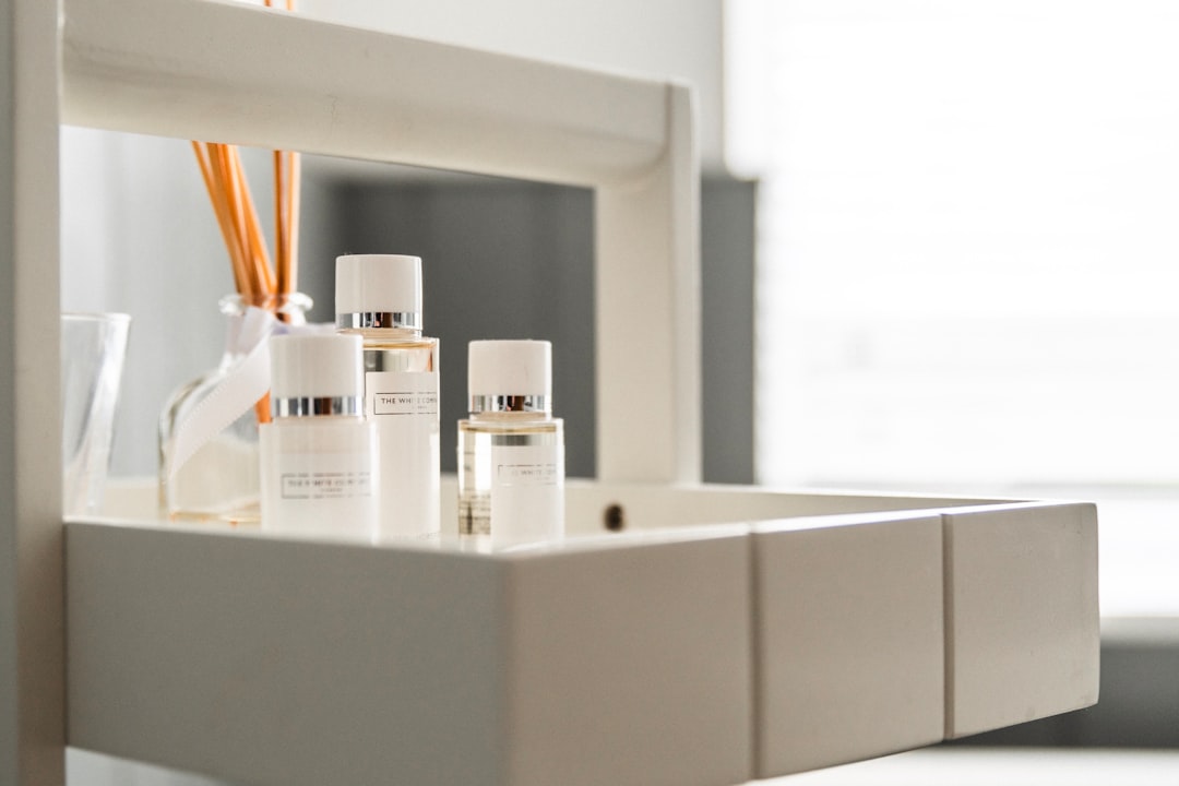 Jak zorganizovat kosmetiku v malé koupelně bez skříněk: 8 chytrých tipů