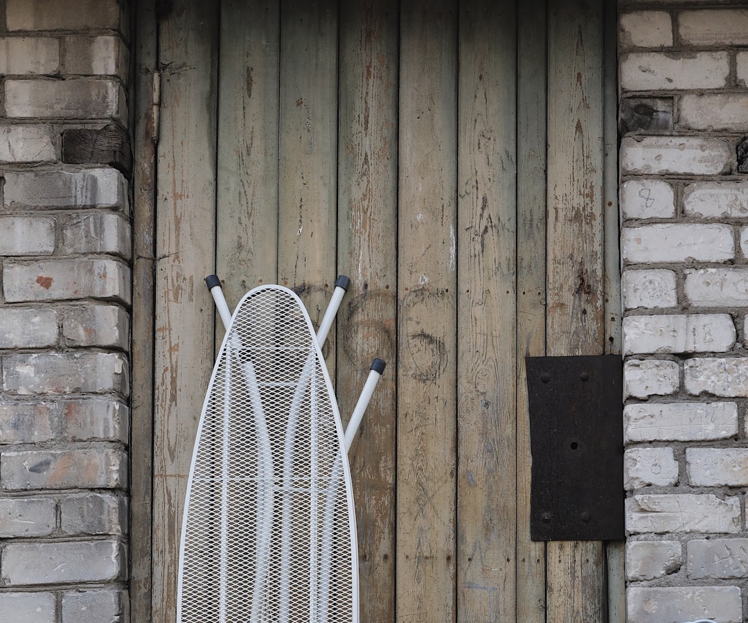 Jak zorganizovat žehlení v malém bytě bez žehlicí místnosti - 7 tipů