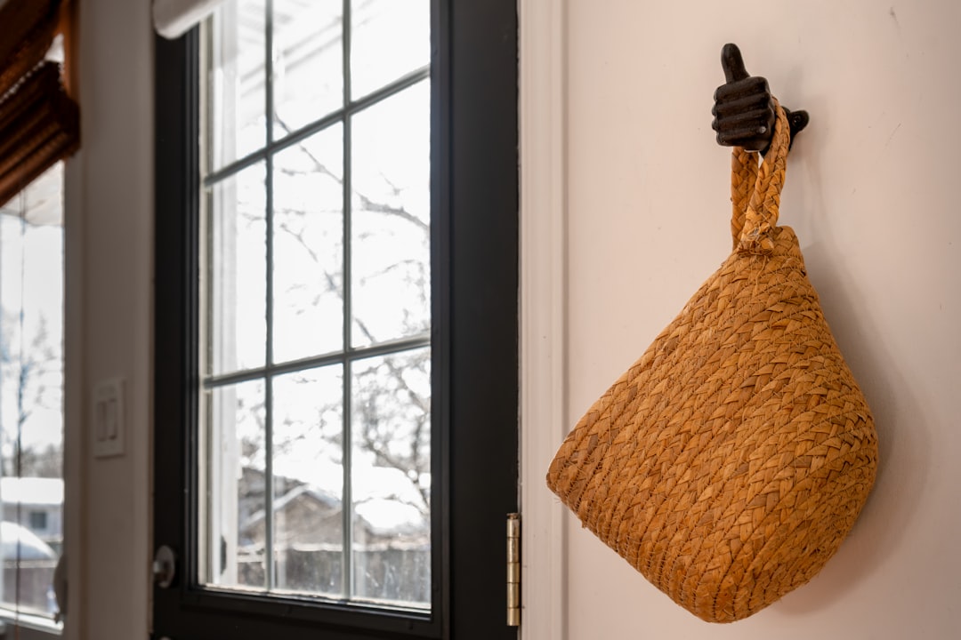 Průvodce háčky a věšáky do předsíně: Která řešení vydrží těžké bundy